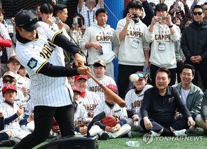 尹대통령, 김하성에게 "게임 할 때 보는데 너무 잘해"