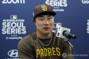 다시 밟은 고척 잔디…김하성 "한국에서 첫 MLB 경기 출전 영광"