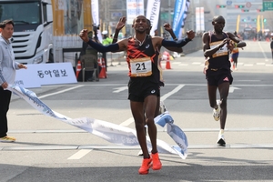 머코넌, 서울마라톤 남자 국제부 우승…2시간06분08초