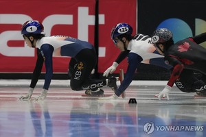 쇼트트랙 황대헌, 박지원을 또 넘어뜨렸다…올 시즌만 세 번째