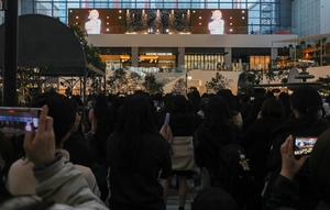 현대백화점 "가상아이돌 팝업에 10만명"…&apos;엔터테넌트 강화&apos;