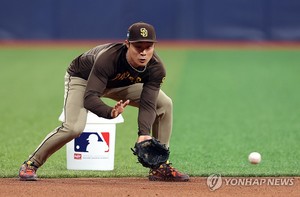 &apos;양쪽 더그아웃 오가는&apos; 김하성 "한국 팬들 응원에 뭉클"