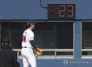 프로야구 피치클록, 정규시즌서 완화…경기 중단 대신 약식 경고(종합)