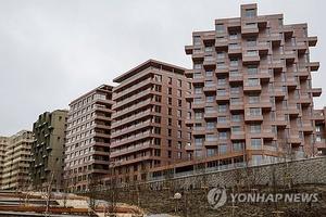 파리올림픽 선수촌에 콘돔 30만개 준비…침대는 또 &apos;골판지&apos;