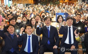 조국혁신당 돌풍에 급해진 민주당…&apos;더불어 몰빵&apos; 견제