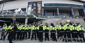 MLB 개막전 열리는 고척돔, &apos;테러 협박&apos; 여파로 삼엄한 경비(종합)