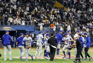 로버츠 다저스 감독과 선발 글래스노우 "한국 응원 문화 흥겨워"