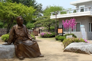 전국적 핫플 박경리문학공원 내 &apos;카페 서희&apos; 봄 탐방객 맞이