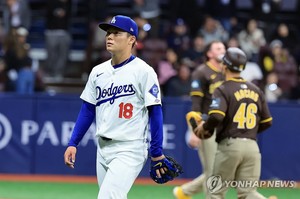 &apos;MLB 최고액 투수&apos; 다저스 야마모토, MLB 데뷔전 1이닝 5실점