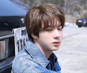 [BTS News] 방탄소년단 진, 첫 자작곡 &apos;Tonight&apos; 스포티파이 4000만 돌파…글로벌 리스너들의 꾸준한 사랑