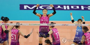 프로배구 흥국생명, 정관장 꺾고 PO 1차전 승리…김연경 23점