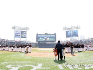 43번째 프로야구 &apos;플레이볼&apos;…2년 연속 개막전 전 구장 매진