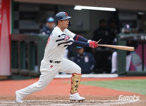 김민성, 롯데 복귀전 첫 타석에서 홈런…SSG 김광현 공략