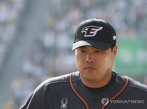 LG, 류현진 두들기며 개막전 낙승…신민재 3타점