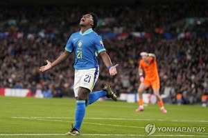 17세 엔드릭 &apos;데뷔골이 결승골&apos;…브라질, 잉글랜드에 1-0 승리