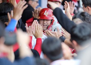 SSG 최정, KBO 홈런 신기록까지 8개…이틀 연속 대포 가동