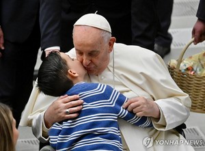 교황, 부활절 앞두고 건강 호전…메시지 직접 낭독하기도