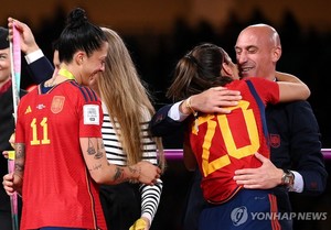 &apos;강제 입맞춤&apos; 前스페인 축구협회장에 징역 2년 6개월 구형