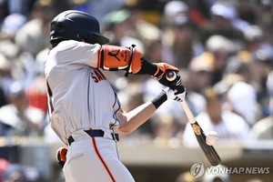 이정후, 역대 한국인 27번째로 MLB 데뷔…세 번째 타석서 안타(종합)