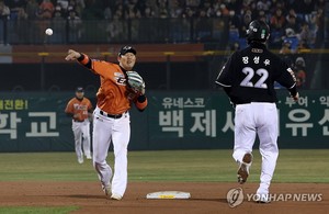 &apos;류현진 도우미&apos; 하주석…든든한 수비, MLB 못지않네