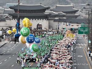 "부활 축복 온 국민에 넘치길"…서울 도심서 대규모 퍼레이드