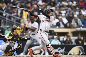 이정후, MLB 데뷔 3경기 만에 첫 홈런 &apos;쾅&apos;