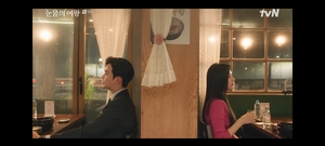 "난 그렇게 해인이 옆에 살고 싶었다"...&apos;눈물의 여왕&apos; 김수현, 홍해인이 듣는 줄 모르고 친구에게 고백 (2)