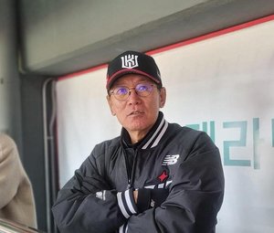 kt 이강철 감독, 비디오 판독 결과에 항의하다 퇴장…시즌 1호