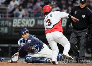 유강남 &apos;만루 3볼 병살&apos; 지적한 김태형 롯데 감독 "작전 안 내"