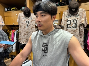 김하성 "첫 홈런 정후 대단한 스타트…잘해서 기분 좋다"