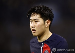 &apos;이강인 후반 교체출전&apos; PSG, 10명 뛰고도 마르세유 2-0 제압