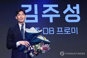 &apos;정식 사령탑 첫 해 감독상&apos; DB 김주성 "더 성장하겠다"