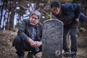 &apos;파묘&apos; 베트남서 최고 흥행 韓영화…"조상숭배·미신 등 익숙"