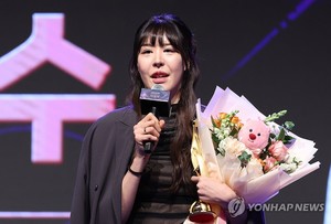 여자농구 KB 박지수, 통산 4번째 정규리그 MVP…최초 8관왕