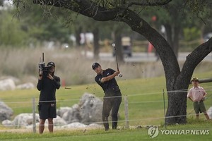 클럽하우스 지붕 위로 간 공…스피스의 험난했던 18번홀(종합)