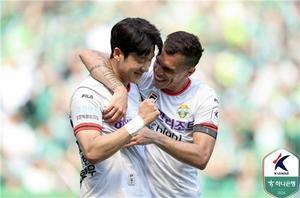 K리그1 강원, &apos;사령탑 교체&apos; 전북 3-2 격파…이상헌 멀티골