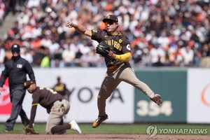 &apos;2실책&apos; 김하성 "정후 의식 안 해…수비 실수로 팀이 져 아쉽다"