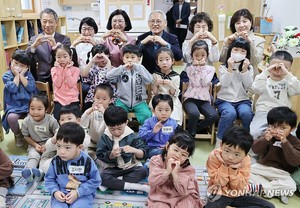 이야기할머니 만난 유인촌 "15년전 시작한 사업 성장해 보람"