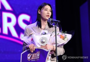 배구 제왕 김연경, 2년 연속 정규리그 MVP…역대 최다 6회 수상