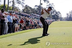 우즈, 마스터스 공식 연습 라운드…동반 선수 "건강해보였다"