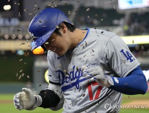 오타니, 시즌 3호 홈런…"아내가 함께 있어서 다행"