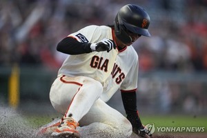 &apos;발사 각도&apos; 높인 이정후, MLB 첫 2루타 포함 멀티 히트