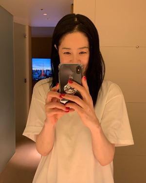 “늦어서 미안해요”…배우 고현정, 일본 출국→호텔서 민낯 셀카 공개
