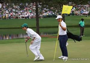 배우 류준열, 골프 마스터스 파3 콘테스트에 김주형 캐디로 등장