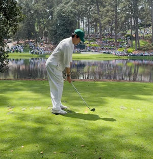 &apos;골프 애호가&apos; 류준열, 흰색 점프수트 입고 김주형 일일 캐디 [뉴시스Pic]