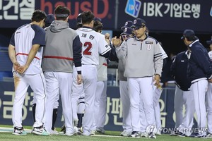 두산, 류현진 맞서 우타자 8명 배치…"최고 좌완 이기고 3연승"