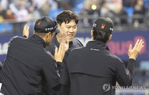 &apos;KBO 복귀승&apos; 류현진 "많이 늦었죠…저로 인한 연패 끊어 다행"