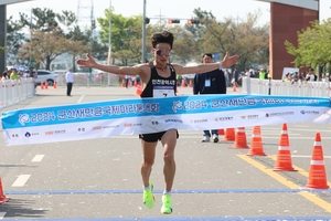 김재민·이수민, 군산새만금마라톤 남녀부 우승