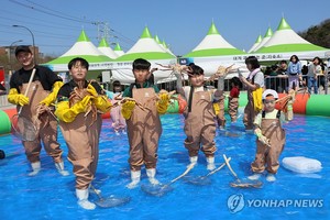 대게 먹고 장민호 공연 보고…동해항 크랩킹 페스타 &apos;성황&apos;