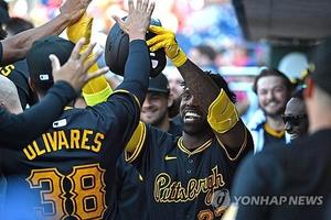 MLB 피츠버그의 &apos;해적 선장&apos; 매커천, 개인 통산 300홈런 달성